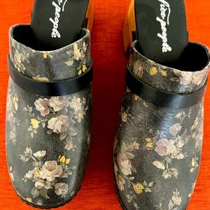 Free People Calabassas Clog, worn 2x. Size 8. In near perfect condition